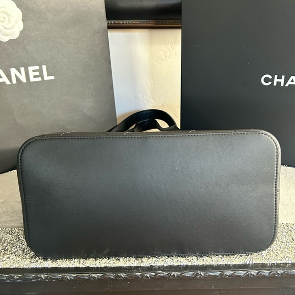 CHANEL (26P) LARGE Shopping Bag Black Calfskin & Gold-Tone Metal - Picture 7 of 17